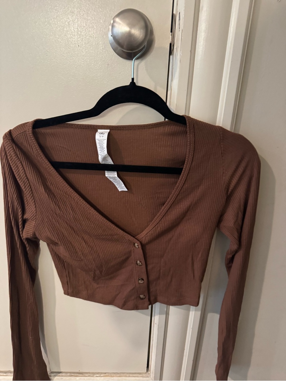 ALO Yoga Ribbed V-Neck Button Crop Top - Brown